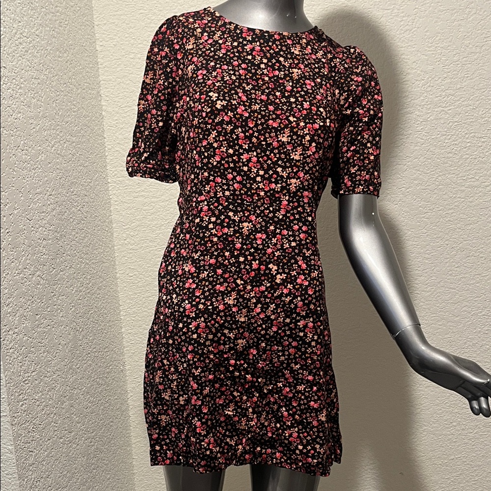 Chic Floral Mini Dress in Black and Pink